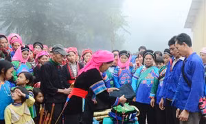 “Hát kể” trong đám cưới của người Phù Lá