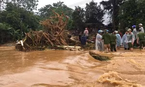 Yên Bái: Mưa lớn làm sập đổ nhà dân, Quốc lộ 70 lại sạt lở