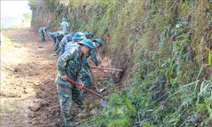 Tình quân dân trên bản vùng cao Huổi Chan 2