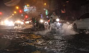 Thời tiết ngày 26/11: Áp thấp suy yếu gây mưa to, lũ lớn tại khu vực Trung Bộ và Nam Bộ, Bắc Bộ đêm và sáng trời rét