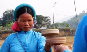 Rộn ràng trò chơi “đánh gụ” của phụ nữ Sán Chỉ