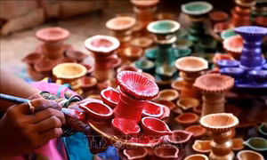Người Ấn Độ làm đèn dầu đất nung đón lễ hội ánh sáng Diwali