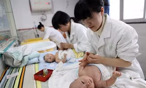 Tỷ lệ sinh tại Trung Quốc giảm mặc dù nới lỏng chính sách một con