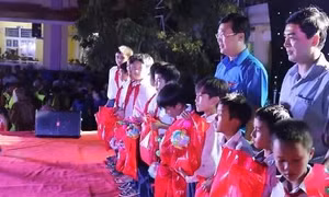 Mang tết Trung thu đến sớm với trẻ em vùng cao Phú Lạc