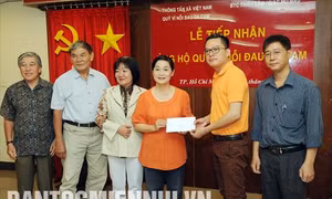 Các tác giả Triển lãm tranh "Giấc mơ màu" trao tiền ủng hộ quỹ Vì nỗi đau da cam