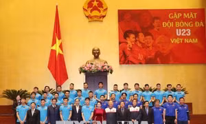 Chủ tịch Quốc hội và đội U23 cùng ký tên lên lá cờ tượng trưng cho 54 dân tộc Việt Nam