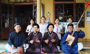 Truyền dạy kỹ năng đàn, hát ca trù cho các ca nương, kép đàn và người đam mê ca trù