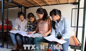 Cô giáo Nguyễn Thị Thầm tận tâm với học sinh vùng cao