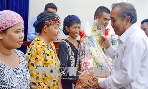 Phó Thủ tướng Thường trực Chính phủ Trương Hòa Bình tặng quà đồng bào dân tộc Chăm có hoàn cảnh khó khăn
