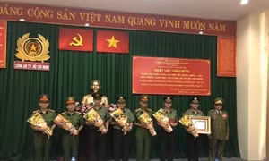 Công an Thành phố Hồ Chí Minh nhận Huân chương của Cộng hòa Dân chủ Nhân dân Lào