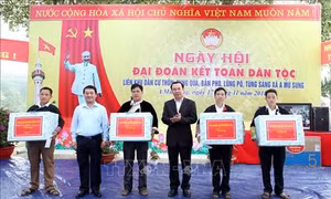 Đồng chí Nguyễn Văn Nên dự Ngày hội Đại đoàn kết toàn dân tộc tại Lào Cai