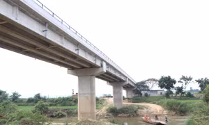 Thiếu đường dẫn lên cầu, người dân vẫn phải qua sông bằng phà