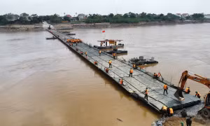 Tái thiết lập cầu phao Phong Châu (Phú Thọ) phục vụ người dân