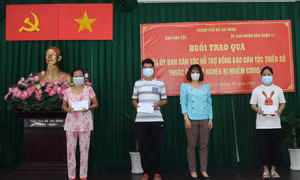  Các hộ đồng bào dân tộc thiểu số thuộc diện hộ nghèo bị nhiễm COVID-19 trên địa bàn phường 6, quận 11, (TP.HCM) nhận quà hỗ trợ của Ủy ban Dân tộc
