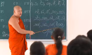 Hè về rộn ràng lớp học chữ Khmer