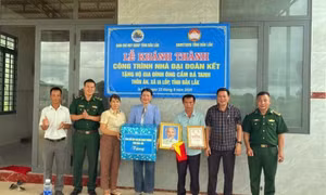 Tặng nhà 'Đại đoàn kết', mô hình chăn nuôi cho người dân khó khăn nơi biên giới