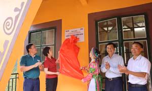 Báo Thể thao và Văn hoá (TTXVN) bàn giao phòng học mới cho trẻ em vùng cao Tuyên Quang