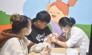 Người dân Đắk Lắk đi tiêm vaccine phòng cúm tăng cao