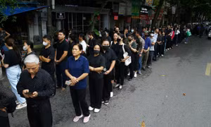 Hàng ngàn người dân đến viếng Tổng Bí thư Nguyễn Phú Trọng tại Hà Nội