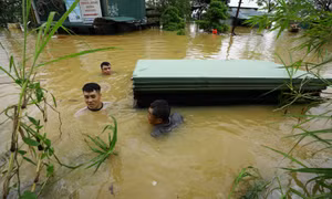 Hà Nôi khẩn trương chạy lụt ven sông Hồng 