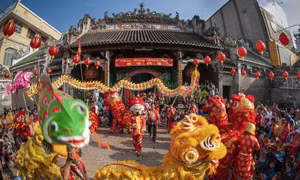 Theo truyền thống, vào những cuối năm, các đoàn Lân sư rồng chuyên nghiệp ở TP.HCM thực hiện nghi thức khai quang điểm nhãn tại Chùa Bà (quận 5) trước mùa biểu diễn nhân dịp năm mới