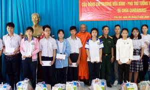 Chùa Candaransi và Bộ Tư lệnh Thành phố Hồ Chí Minh trao tặng quà cho đồng bào Khmer ở huyện Cần Giờ