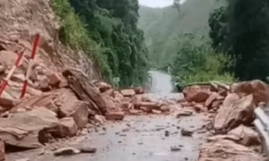 Nghệ An: Sạt lở núi nghiêm trọng, giao thông ở nhiều xã miền núi gặp khó khăn