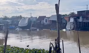 An Giang sạt lở khiến 6 căn nhà rơi xuống rạch ông Chưởng