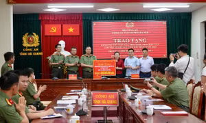 Công an Hà Nội trao tặng 3 tỷ đồng cho tỉnh Hà Giang xóa nhà tạm, nhà dột nát 