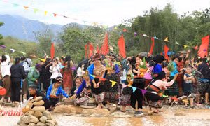 Tưng bừng Tết té nước của dân tộc Lào ở Na Sang