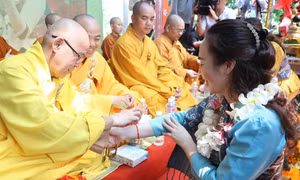 Nghi lễ thả đèn hoa đăng trên sông tại Tết cổ truyền Bunpimay - Lào Phật lịch 2568 năm 2025 ở huyện Buôn Đôn, tỉnh Đắk Lắk. Ảnh: Hoài Thu - TTXVN 