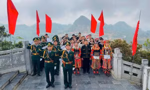 Linh thiêng Lễ thượng cờ tại Cột cờ quốc gia Lũng Cú trong ngày thống nhất