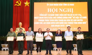 Ông Nguyễn Minh Luân, Phó Chủ tịch Ủy ban nhân dân tỉnh Cà Mau trao Bằng khen cho các tập thể có thành tích tiêu biểu xuất sắc trong phong trào. Ảnh: Kim Há - TTXVN