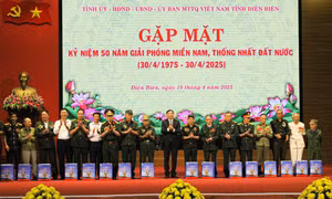 Lãnh đạo tỉnh Điện Biên trao quà cho các đại biểu tại buổi gặp mặt. Ảnh: Phan Quân - TTXVN
