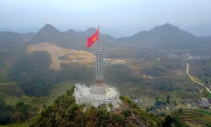 Cột cờ Lũng Cú nằm ở đỉnh Lũng Cú, còn gọi là đỉnh núi Rồng (Long Sơn) thuộc xã Lũng Cú, huyện Đồng Văn, tỉnh Hà Giang. Ảnh: Thành Đạt - TTXVN