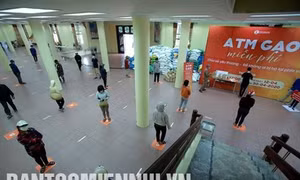 Tình người nơi cây “ATM gạo” ở Hà Nội
