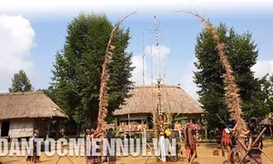 Cây nêu, cột lễ của đồng bào Cơ-tu được trang trí cầu kỳ dưới đôi bàn tay khéo léo của các nghệ nhân trong làng . Ảnh: Hoàng Hải