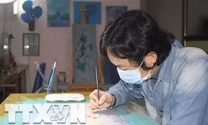 Họa sỹ trẻ Phan Tuấn Ngọc vẽ tranh tuyên truyền phòng, chống dịch COVID-19