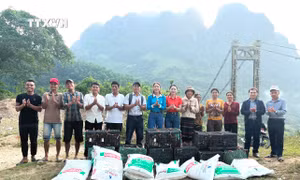 Ban tổ chức trao hỗ trợ mô hình sinh kế gà cỏ lai cho các đối tượng hưởng lợi trên địa bàn xã biên giới Trường Sơn, huyện Quảng Ninh, tỉnh Quảng Bình. Ảnh: TTXVN phát 