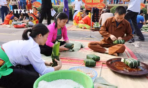 Các nghệ nhân gói bánh chưng của đội Tân Sơn. Ảnh: Tạ Toàn - TTXVN 
