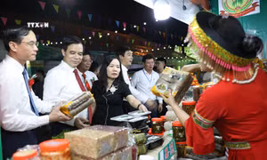 Phó Chủ tịch UBND tỉnh Phú Thọ Nguyễn Thanh Hải cùng đại biểu tham quan các gian trưng bày, giới thiệu sản phẩm OCOP. Ảnh: Tạ Toàn – TTXVN 