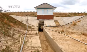 Một đập thủy lợi đã cạn trơ đáy. Ảnh: Nguyễn Thanh - TTXVN