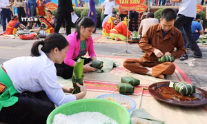 Các nghệ nhân gói bánh chưng của đội Tân Sơn. Ảnh: Tạ Toàn - TTXVN 