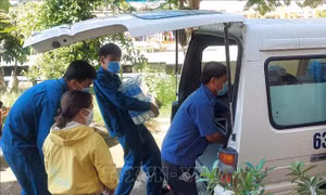 Ủy ban Mặt trận Tổ quốc các địa phương là đầu mối tiếp nhận hàng hóa đóng góp và phân phối đến các khu cách ly. Ảnh: Hữu Chí – TTXVN 