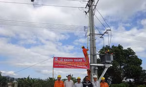 Điện lực Kon Tum nỗ lực đầu tư kéo điện về các bôn làng vùng sâu, vùng xa. Ảnh : baotainguyenmoitruong.vn 