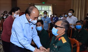 Chủ tịch nước Nguyễn Xuân Phúc thăm hỏi và tặng quà cho thương bệnh binh tại Trung tâm nuôi dưỡng bệnh binh nặng và Điều dưỡng Người có công tỉnh Hà Nam. Ảnh: Thống Nhất -TTXVN