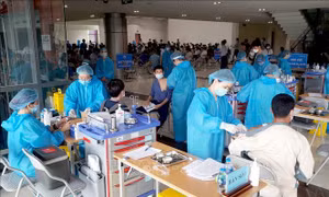 Khu vực chờ tiêm chủng vắc xin COVID -19 tại Nhà hát tỉnh Vĩnh Phúc. Ảnh: Hoàng Hùng - TTXVN 