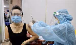 Nhân viên y tế tiêm vaccine cho người dân tại Bệnh viện Quận 11, Thành phố Hồ Chí Minh. Ảnh: Hồng Giang - TTXVN 