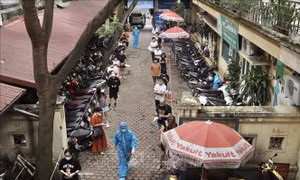 Người trở về từ TP Hồ Chí Minh đến xét nghiệm COVID-19 tại địa điểm 26 Lương Ngọc Quyến (quận Hoàn Kiếm), chiều 10/7/2021. Ảnh: Minh Quyết - TTXVN 