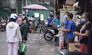 Người dân giữ khoảng cách khi mua hàng tại khu mua sắm hàng thiết yếu trên phố Nguyễn Thiện Thuật, quận Hoàn Kiếm (ảnh chụp sáng 26/7). Ảnh: Minh Quyết - TTXVN 